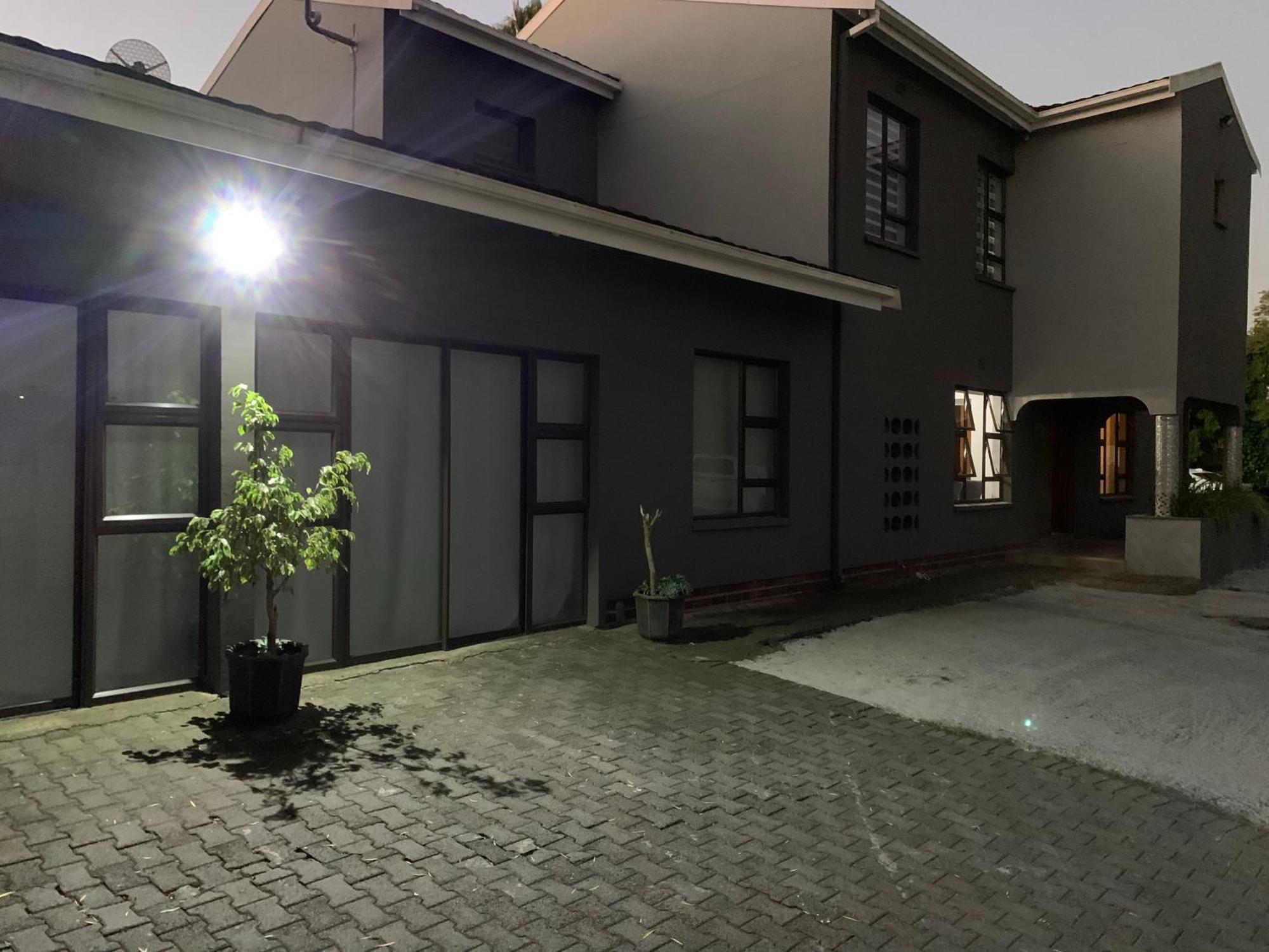 2 On Zk Matthews Guesthouse Umtata Exterior photo